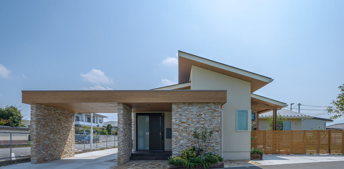 L型テラスと勾配天井のファミリースペースが魅力な平屋の住まい。