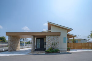 L型テラスと勾配天井のファミリースペースが魅力な平屋の住まい。